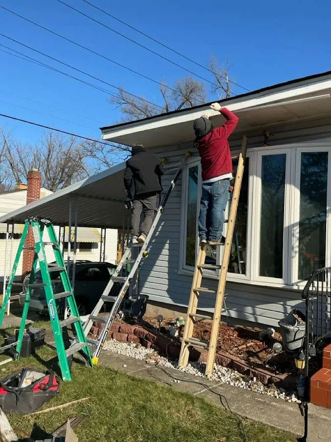 Restoration crew performing exterior repair in Barberton